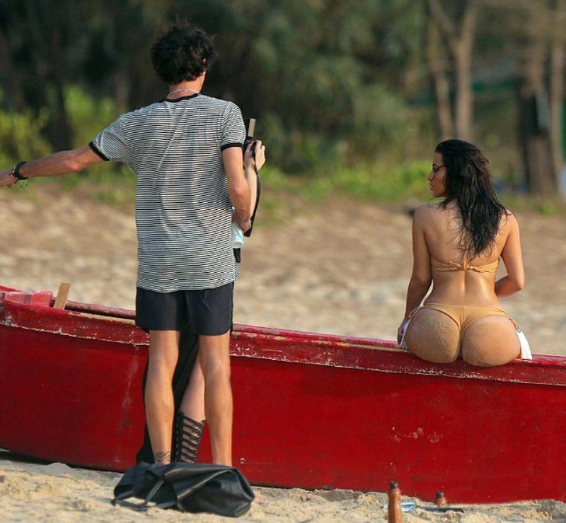 Ким Кардашян фотосессия на пляже, ягодицы Ким Кардашян