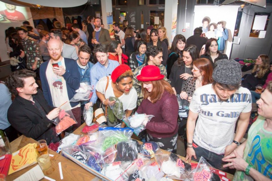 феромонные вечеринки, люди нюхают чужие футболки, новый вид знакомства нюхают футболки