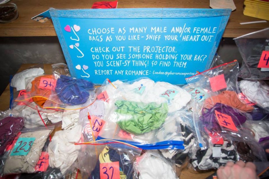 феромонные вечеринки, люди нюхают чужие футболки, новый вид знакомства нюхают футболки