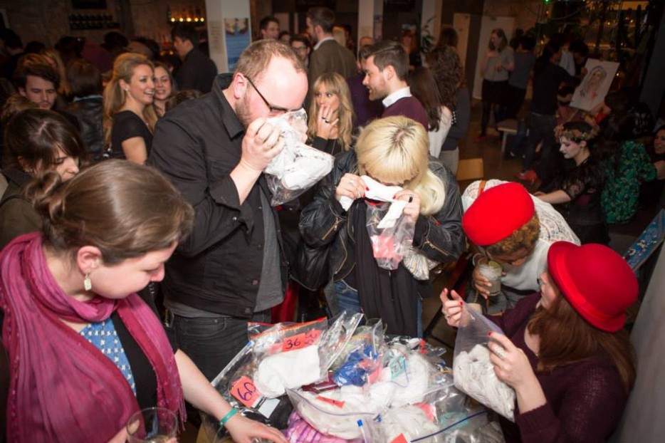феромонные вечеринки, люди нюхают чужие футболки, новый вид знакомства нюхают футболки