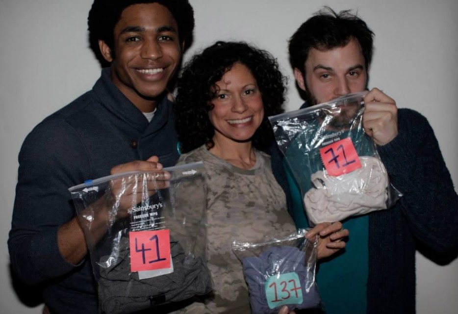 феромонные вечеринки, люди нюхают чужие футболки, новый вид знакомства нюхают футболки