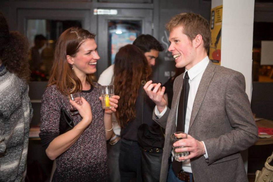 феромонные вечеринки, люди нюхают чужие футболки, новый вид знакомства нюхают футболки