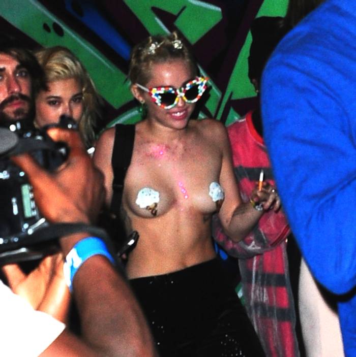 Майли Сайрус Miley Cyrus грудь, соски накладки рожки мороженого Майли Сайрус