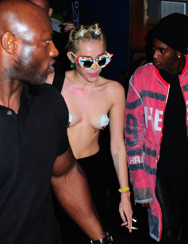 Майли Сайрус Miley Cyrus грудь, соски накладки рожки мороженого Майли Сайрус