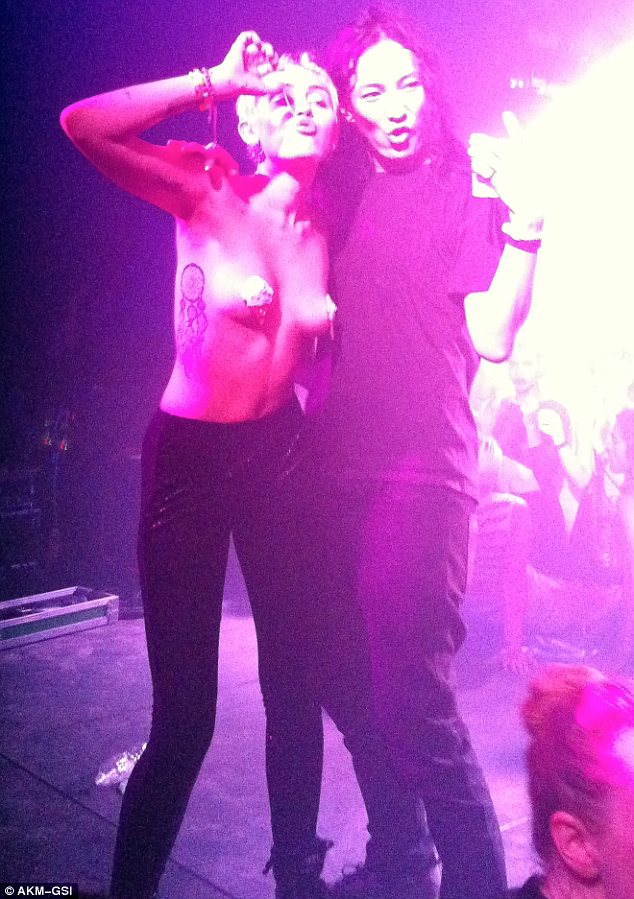 Майли Сайрус Miley Cyrus грудь, соски накладки рожки мороженого Майли Сайрус