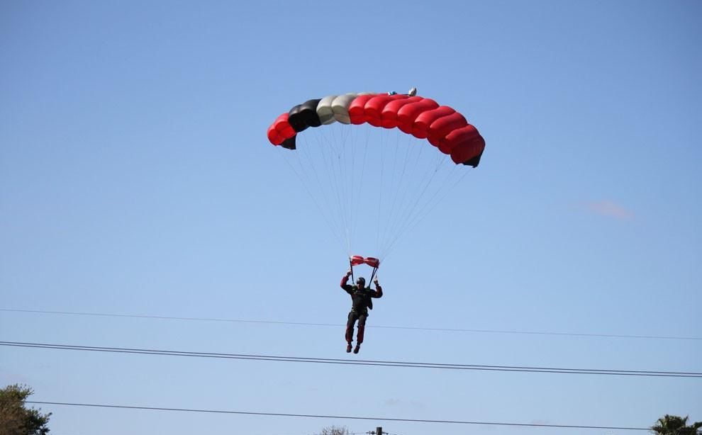 Парашютист столкнулся с самолетом, самолет врезался в парашютиста, Джон Фрост ,John Frost, Шеннон Трамбле, Shannon Trembley
