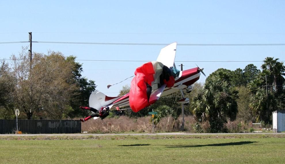 Парашютист столкнулся с самолетом, самолет врезался в парашютиста, Джон Фрост ,John Frost, Шеннон Трамбле, Shannon Trembley