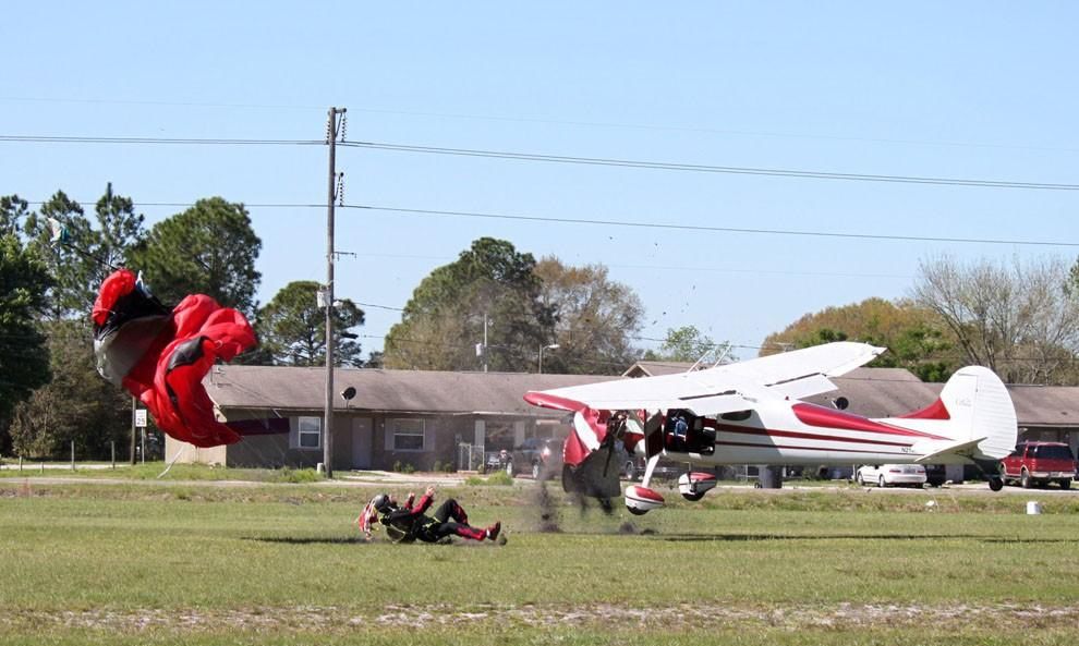 Парашютист столкнулся с самолетом, самолет врезался в парашютиста, Джон Фрост ,John Frost, Шеннон Трамбле, Shannon Trembley