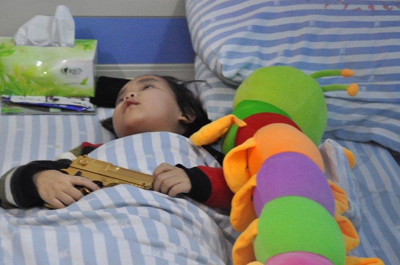 Трогательный и по-настоящему сильный поступок мальчика больного раком для своей мамы Чэнь Сяотянь, Chen Xiaotian, мальчик пожертвовал ради матери, отдал маме почку, рак мозка