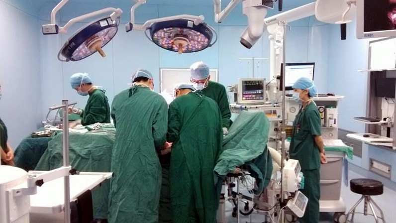 Трогательный и по-настоящему сильный поступок мальчика больного раком для своей мамы Чэнь Сяотянь, Chen Xiaotian, мальчик пожертвовал ради матери, отдал маме почку, рак мозка