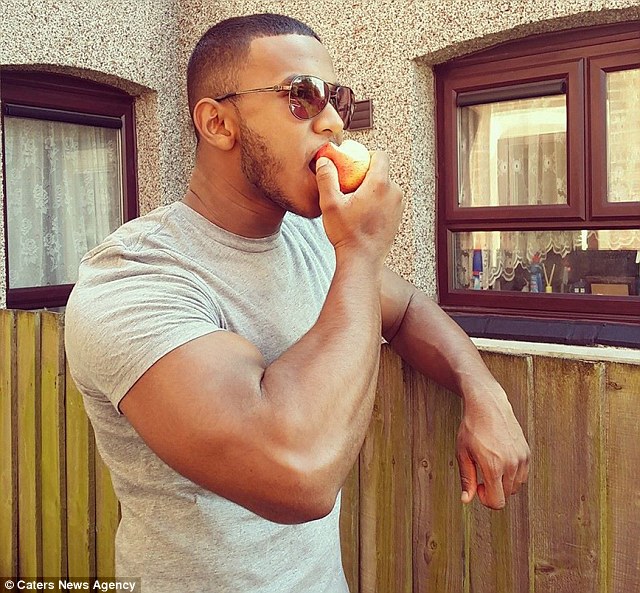 Из парня с толстым животом в накаченного красавца при помощи правильной диеты и тренировок похудел 12 недель, привел себя в форму, Омар Шариф, правильная диета