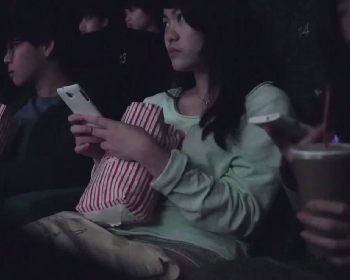 реклама мобильные за рулем, реклама Volkswagen мобильные, Volkswagen реклама кинотеатр смартфоны