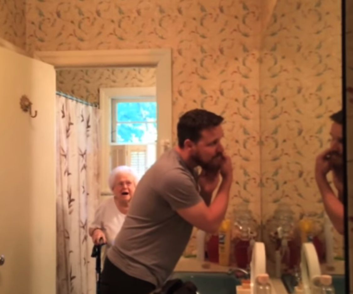 сбрил бороду 100 лет, бабушка ненавидела бороду внука, сбрил бороду на столетие, 100 лет бабушке сбрил