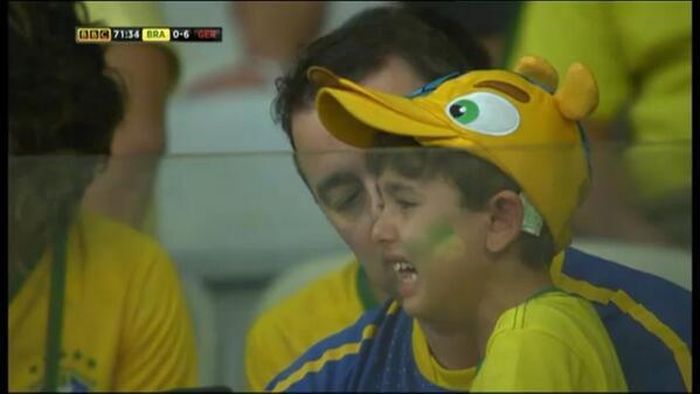 агония болельщиков Бразилии, разочарование фанатов Бразилии, разочарованные фанаты, Бразилия проиграла Германии