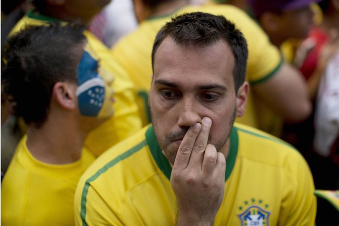 агония болельщиков Бразилии, разочарование фанатов Бразилии, разочарованные фанаты, Бразилия проиграла Германии