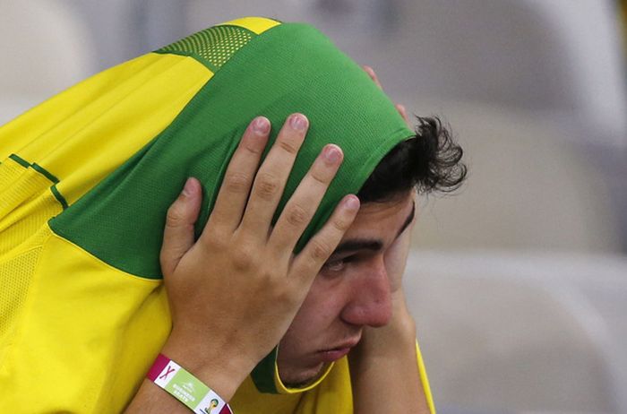 агония болельщиков Бразилии, разочарование фанатов Бразилии, разочарованные фанаты, Бразилия проиграла Германии