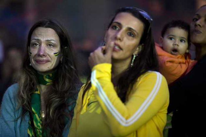 агония болельщиков Бразилии, разочарование фанатов Бразилии, разочарованные фанаты, Бразилия проиграла Германии