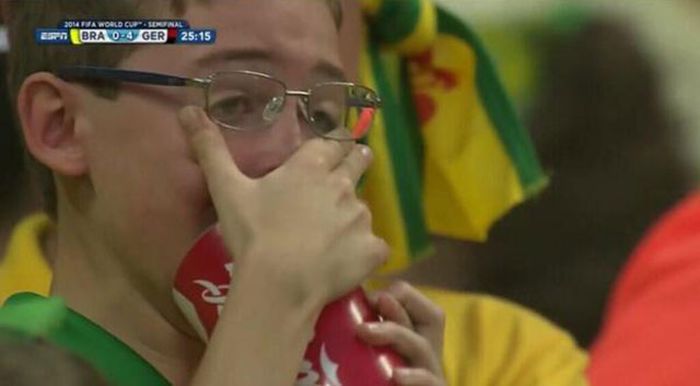 агония болельщиков Бразилии, разочарование фанатов Бразилии, разочарованные фанаты, Бразилия проиграла Германии