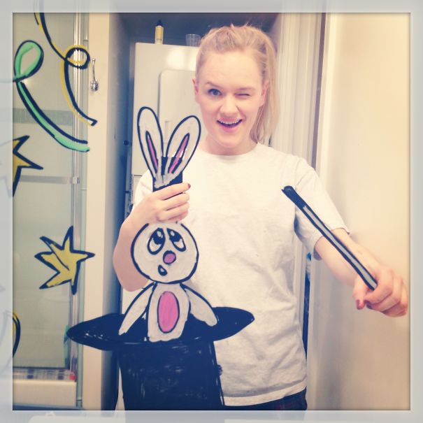 рисунки на зеркале, девушка рисует на зеркале