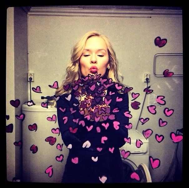 рисунки на зеркале, девушка рисует на зеркале