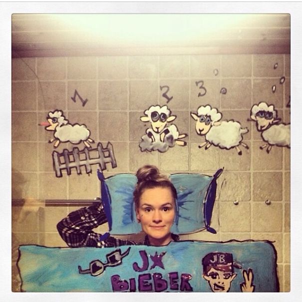 рисунки на зеркале, девушка рисует на зеркале