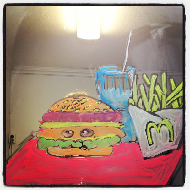 рисунки на зеркале, девушка рисует на зеркале