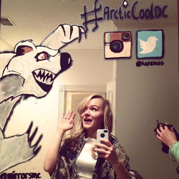 рисунки на зеркале, девушка рисует на зеркале