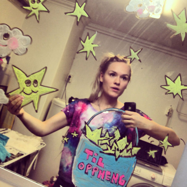 рисунки на зеркале, девушка рисует на зеркале