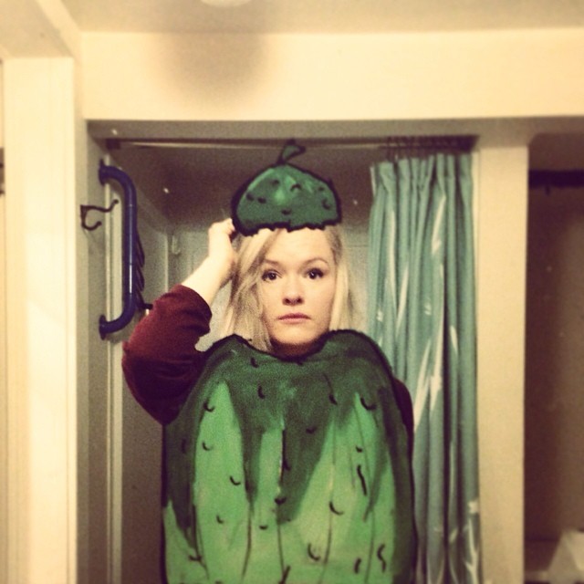 рисунки на зеркале, девушка рисует на зеркале