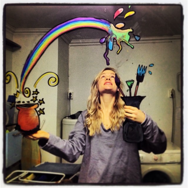 рисунки на зеркале, девушка рисует на зеркале