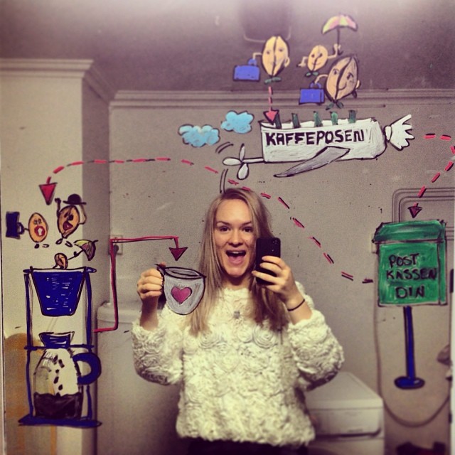 рисунки на зеркале, девушка рисует на зеркале