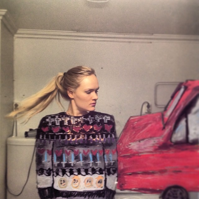 рисунки на зеркале, девушка рисует на зеркале