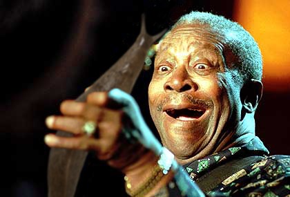 Слизняки вместо гитар в руках увлеченных гитаристов слизняки вместо гитар, подставил гитаристам слизней вместо гитар