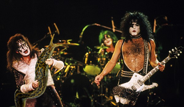 Слизняки вместо гитар в руках увлеченных гитаристов слизняки вместо гитар, подставил гитаристам слизней вместо гитар