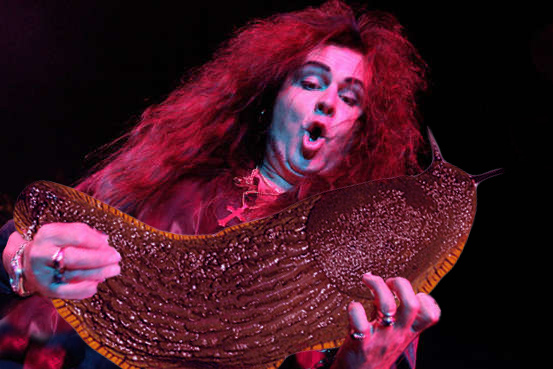 Слизняки вместо гитар в руках увлеченных гитаристов слизняки вместо гитар, подставил гитаристам слизней вместо гитар