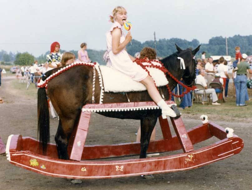лошади в костюмах, смешные лошади