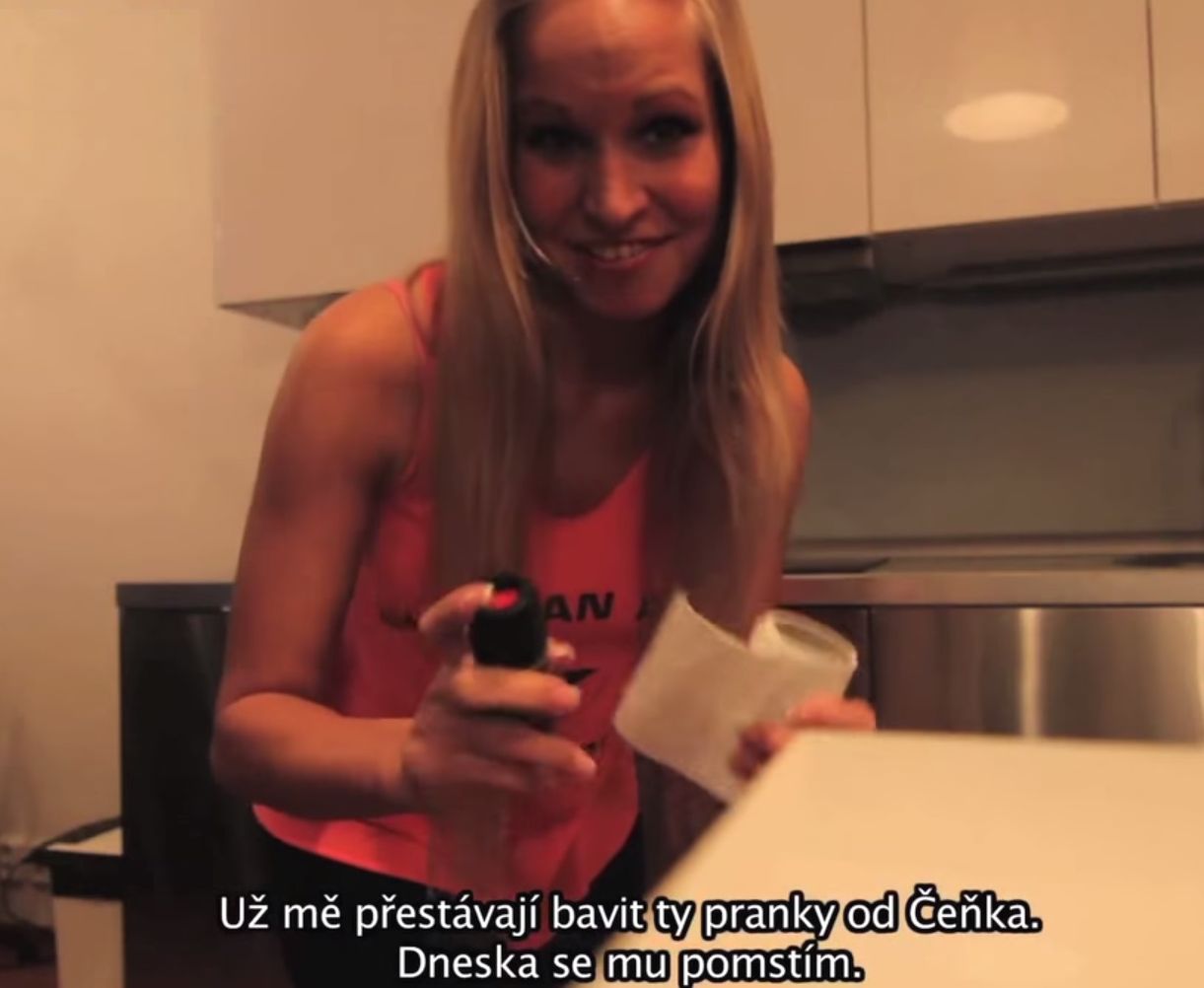 Девушка подшутила над своим парнем самым жесточайшим образом перец на туалетную бумагу, идиотский розыгрыш