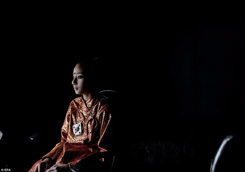 Кумари - жизнь девочки-богини, чьи ноги не касаются земли Кумари, девочки богини, не касаются земли девочки, ритуал Gufu, Самита Баджрачари, Samita Bajracharya