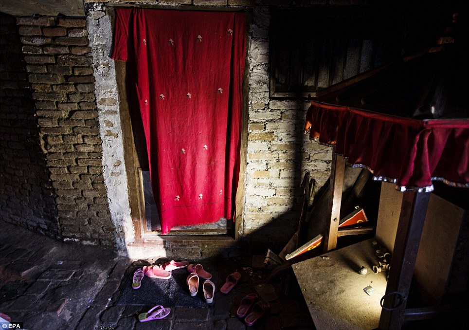 Кумари - жизнь девочки-богини, чьи ноги не касаются земли Кумари, девочки богини, не касаются земли девочки, ритуал Gufu, Самита Баджрачари, Samita Bajracharya