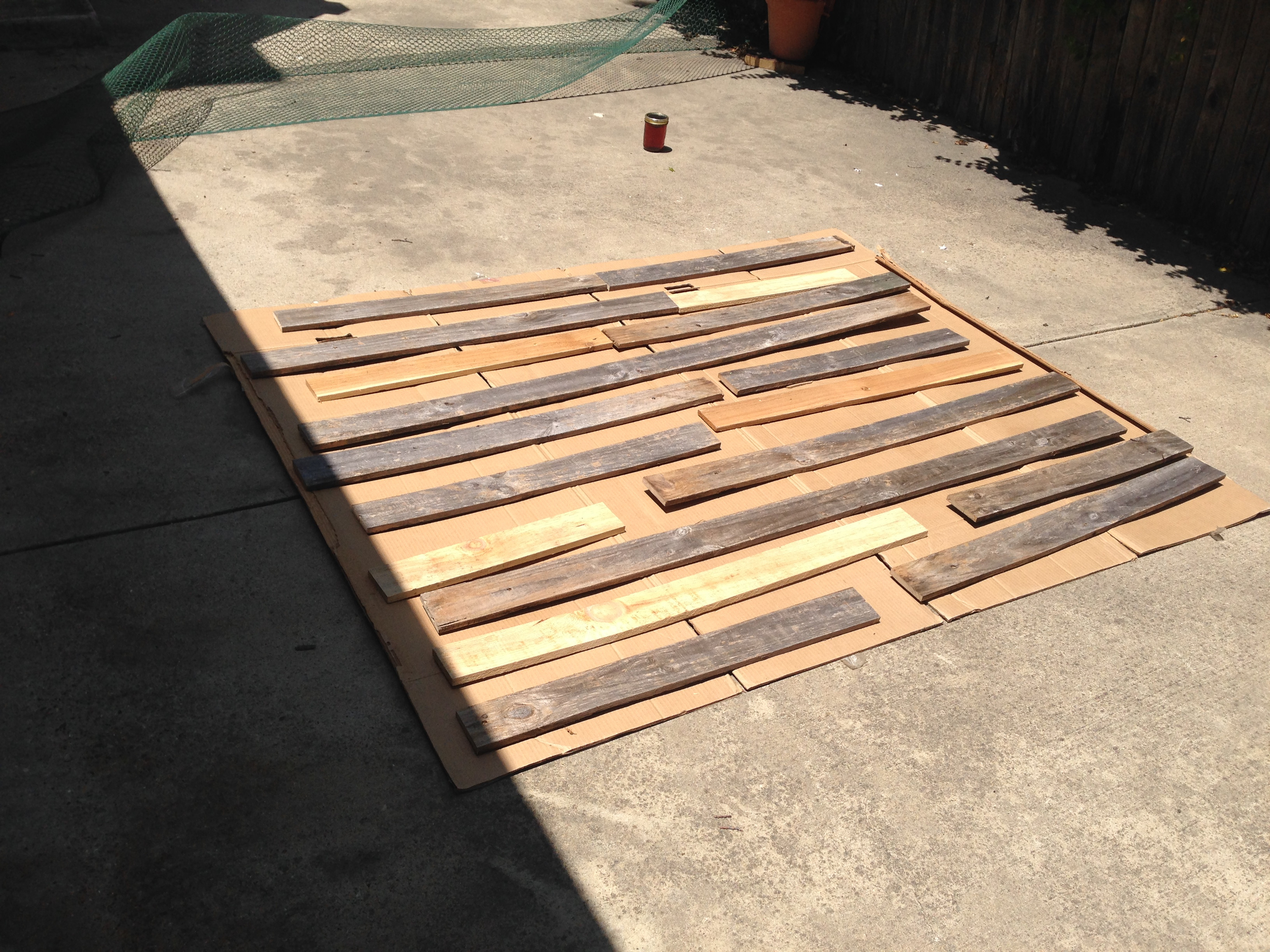 Из сломанного стихией забора, парень сделал себе красивое изголовье кровати изголовье кровати из забора, спинка кровати из забора