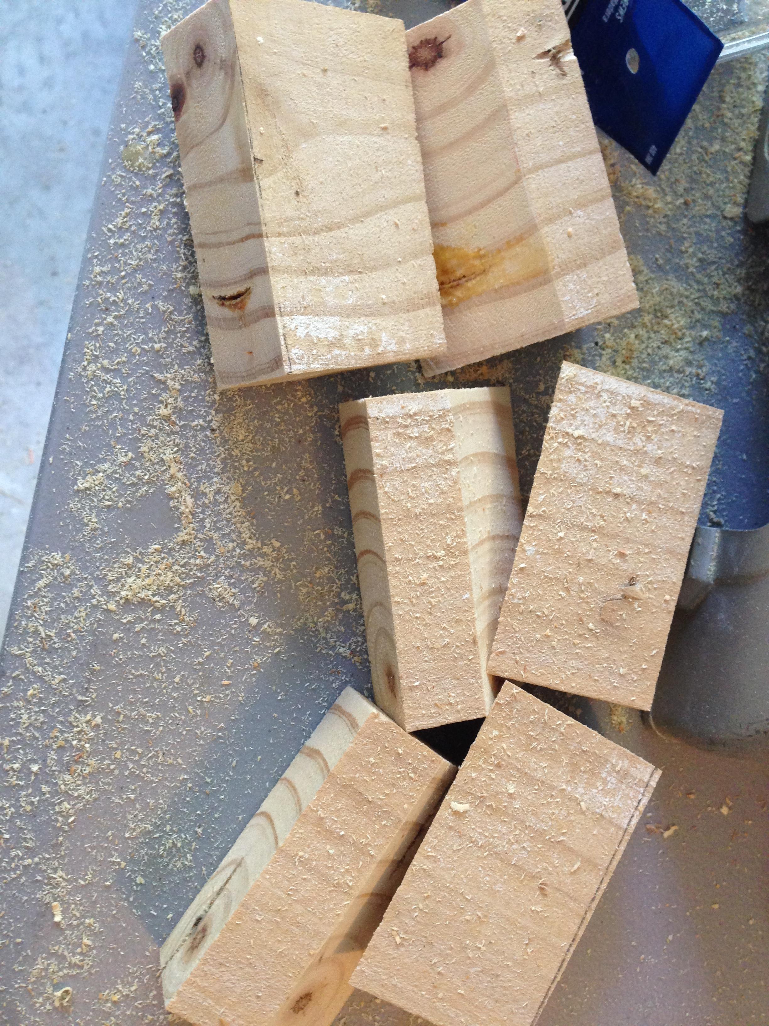 Из сломанного стихией забора, парень сделал себе красивое изголовье кровати изголовье кровати из забора, спинка кровати из забора