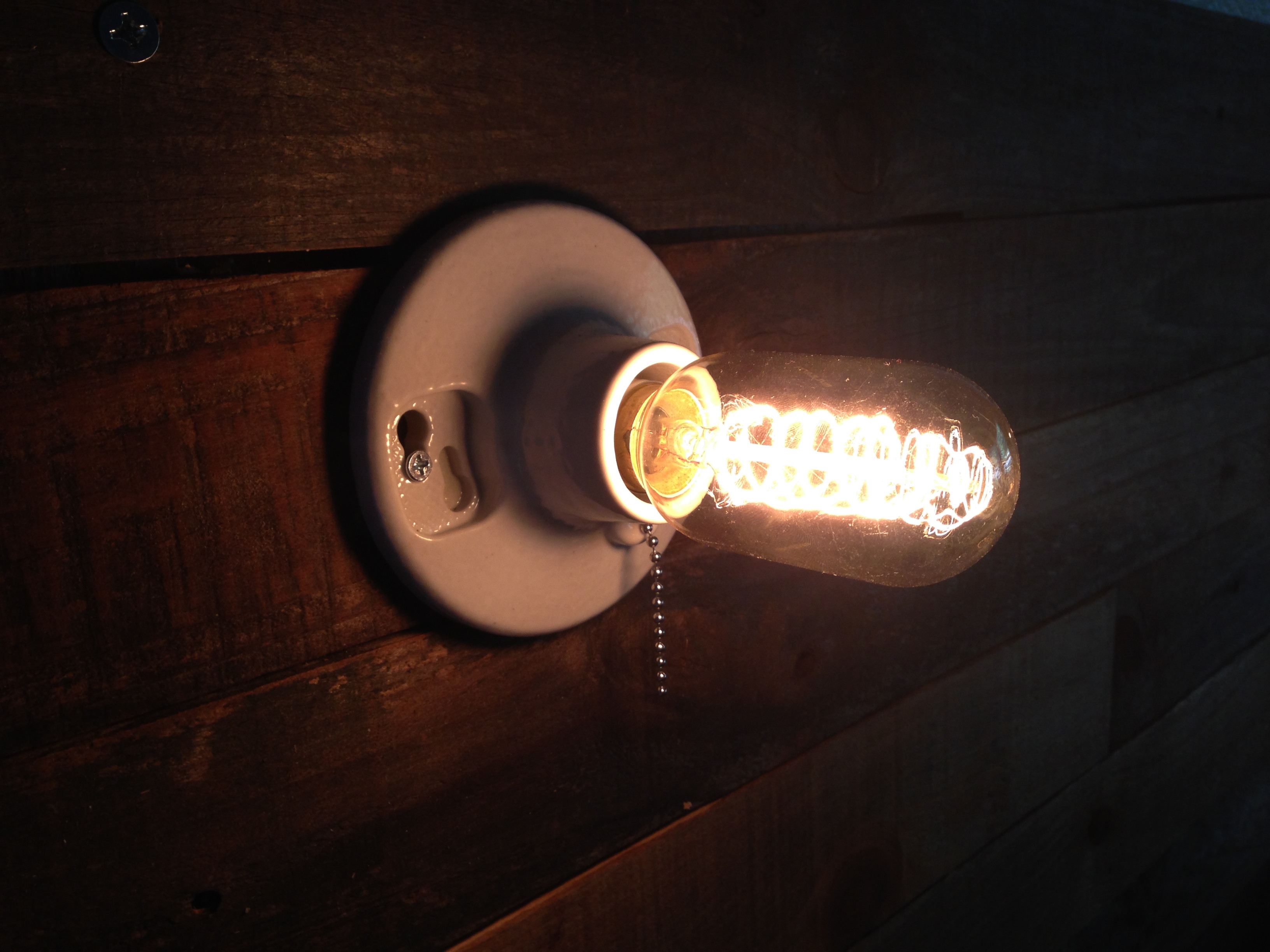 Из сломанного стихией забора, парень сделал себе красивое изголовье кровати изголовье кровати из забора, спинка кровати из забора