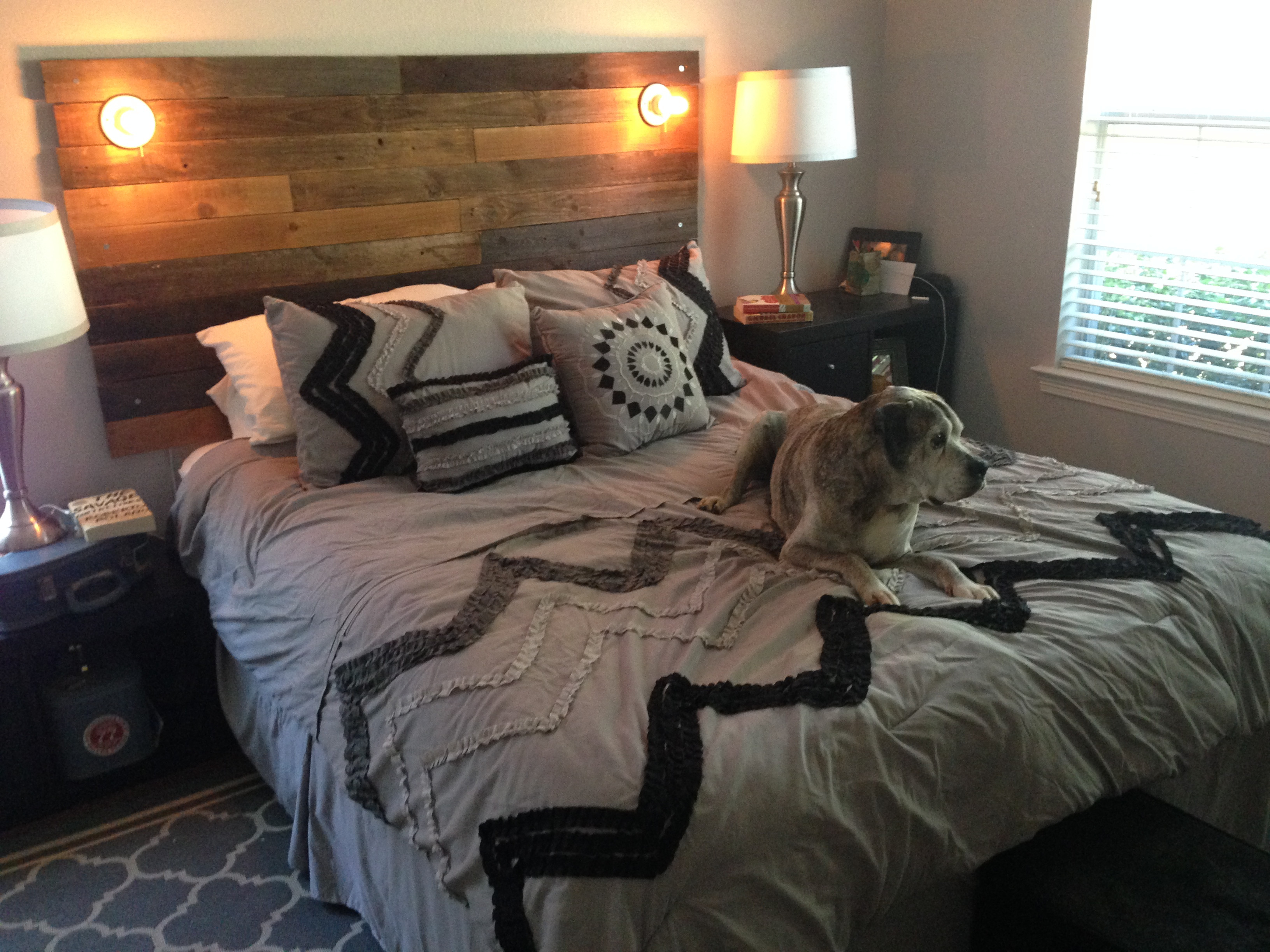 Из сломанного стихией забора, парень сделал себе красивое изголовье кровати изголовье кровати из забора, спинка кровати из забора