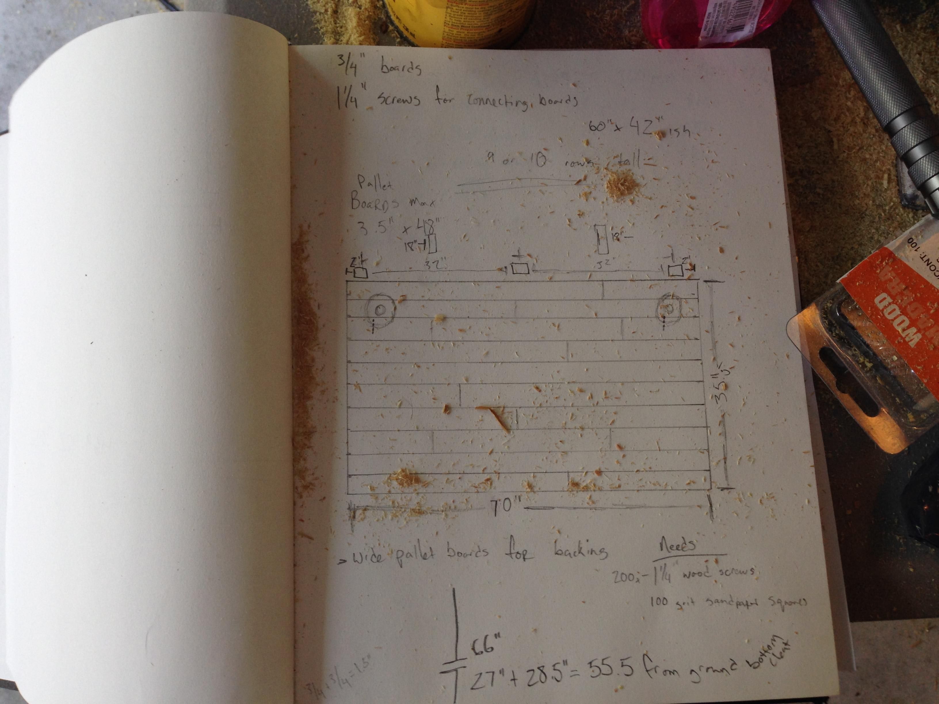 Из сломанного стихией забора, парень сделал себе красивое изголовье кровати изголовье кровати из забора, спинка кровати из забора