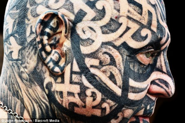 Из приличного семьянина в татуированное нечто забил всё тело татуировками, Кит Гордон, Keith Gordon, на старости забил тело татуировки, все тело тату Кит Гордон