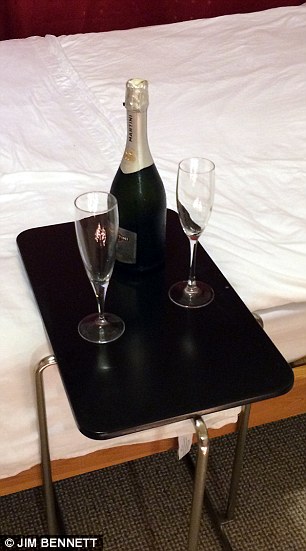 Аманж Иссен,Amanj Issen, Яна Станкевициуте, Jana Stankeviciute, сюрприз со свечами пожар, сюрприз со свечами сгорел дом, спалил дом, романтический сюрприз