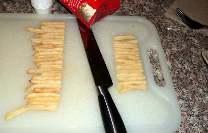 Ребята приготовили изысканные ресторанные блюда из двух гамбургеров из Макдоналдса изысканные блюда из гамбургеров, ресторанные блюда из Биг-Мака, блюда из гамбургеров Макдональдса