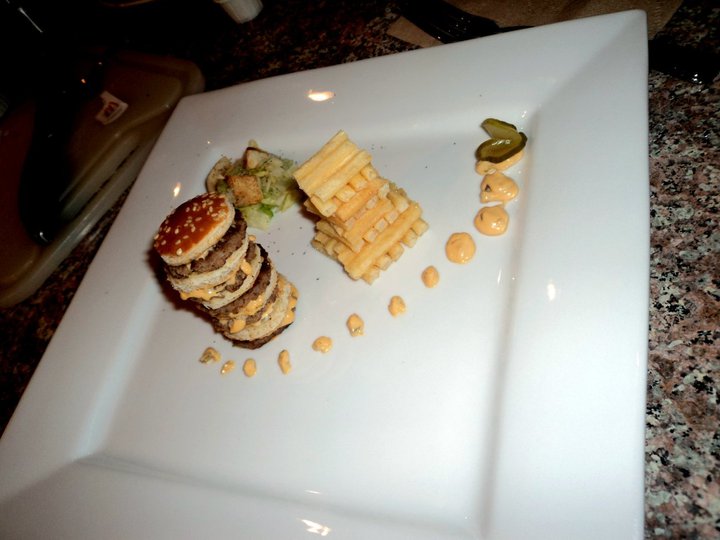 Ребята приготовили изысканные ресторанные блюда из двух гамбургеров из Макдоналдса изысканные блюда из гамбургеров, ресторанные блюда из Биг-Мака, блюда из гамбургеров Макдональдса