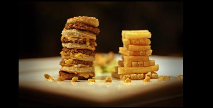 Ребята приготовили изысканные ресторанные блюда из двух гамбургеров из Макдоналдса изысканные блюда из гамбургеров, ресторанные блюда из Биг-Мака, блюда из гамбургеров Макдональдса