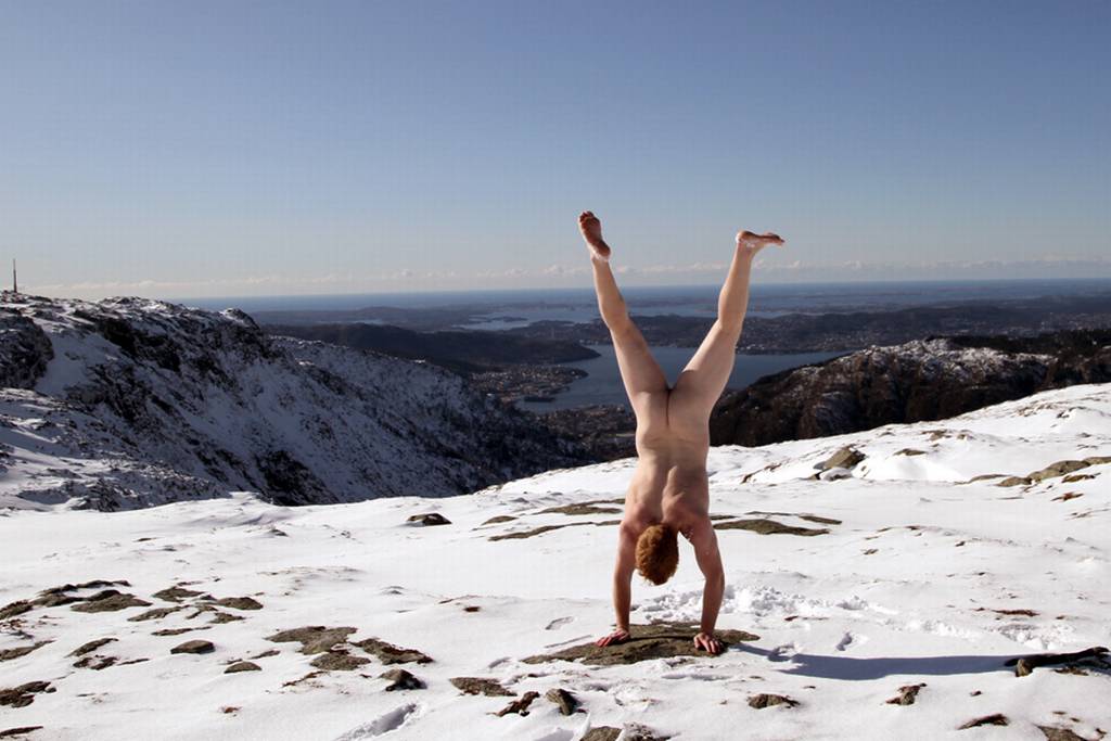 Путешественник-эксгибиционист фотографируется голышом на фоне природы и городских достопримечательностей Naked Handstander, Голый путешественник стойка на руках